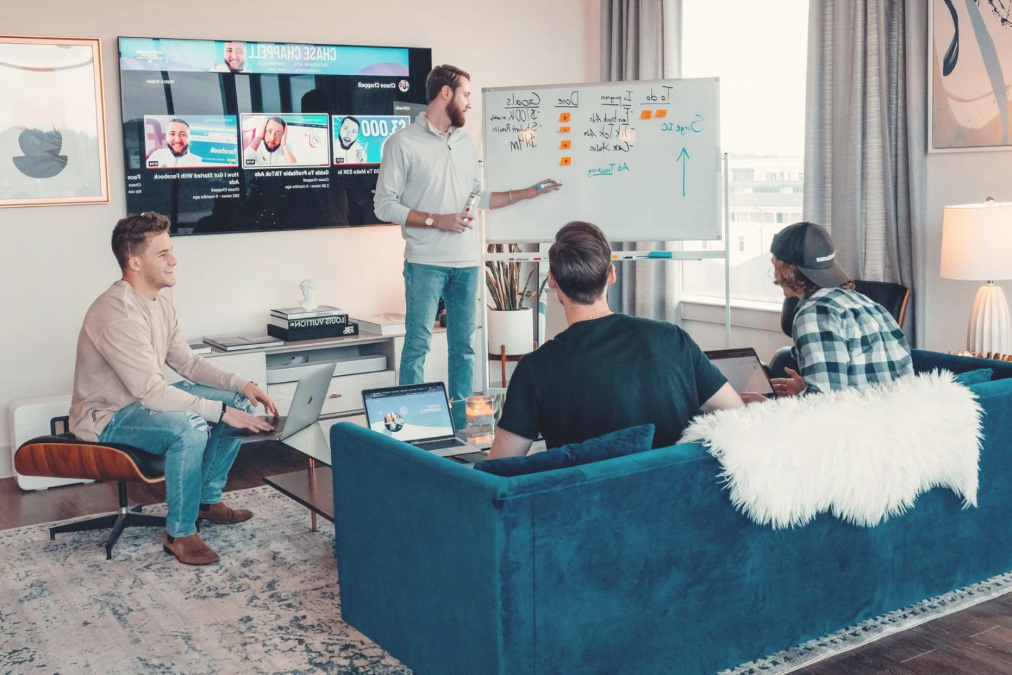 Equipo de aquapyreyro trabajando en estrategias financieras